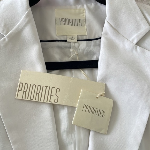 PRIORITIES WHITE ELBOW LENGTH SLEEVES BLAZER - Picture 5 of 5